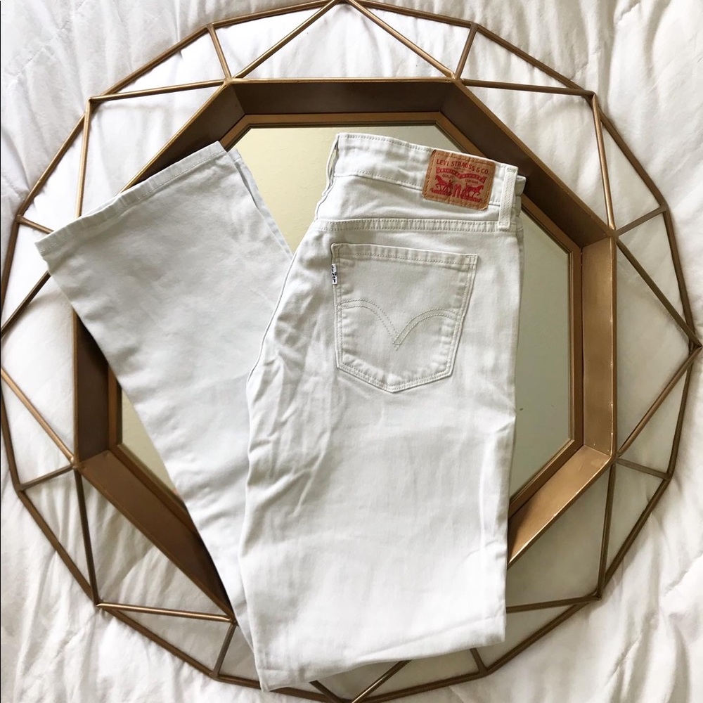 Crisp white Levi’s